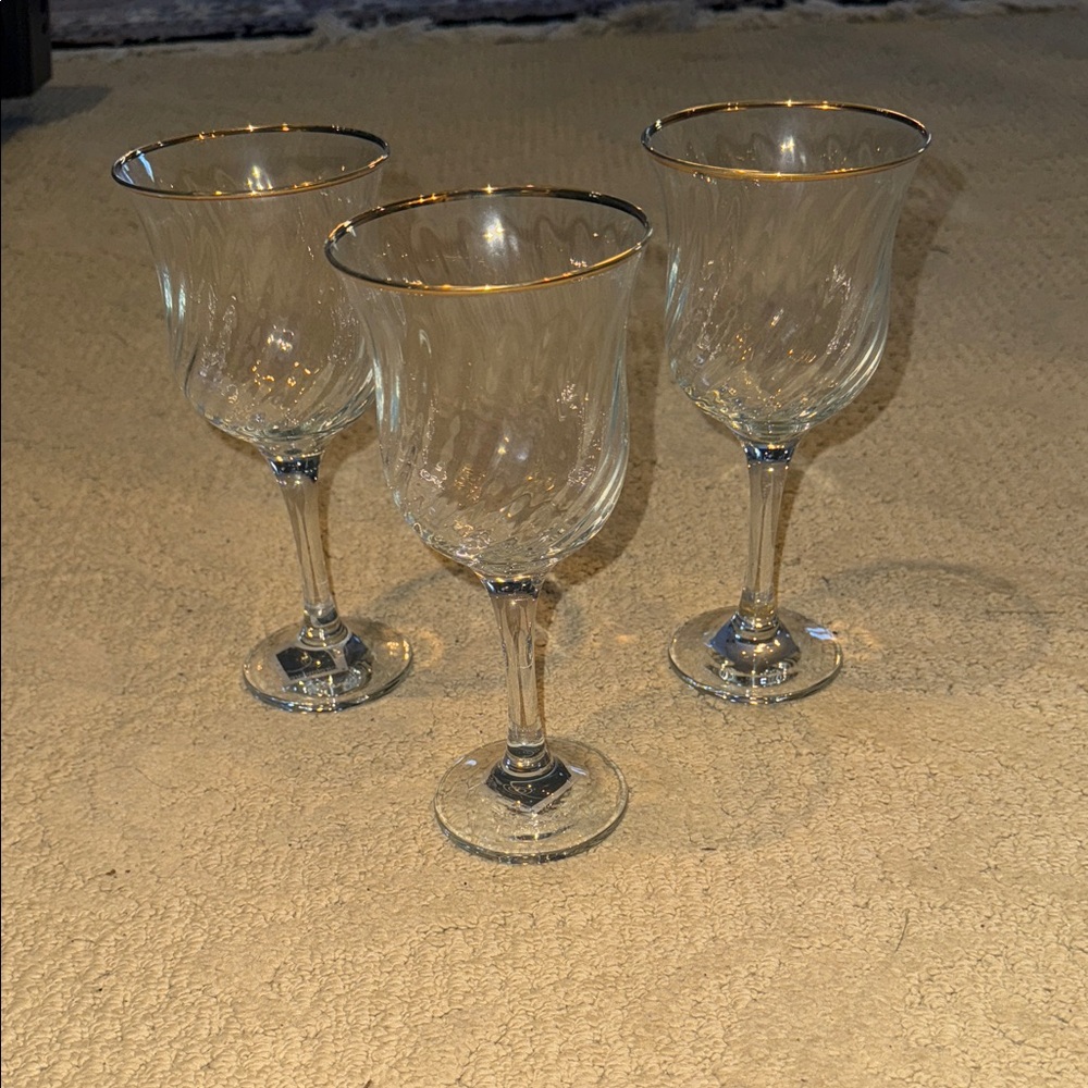 Gold-Trimmed Crystal Wine Glass Set